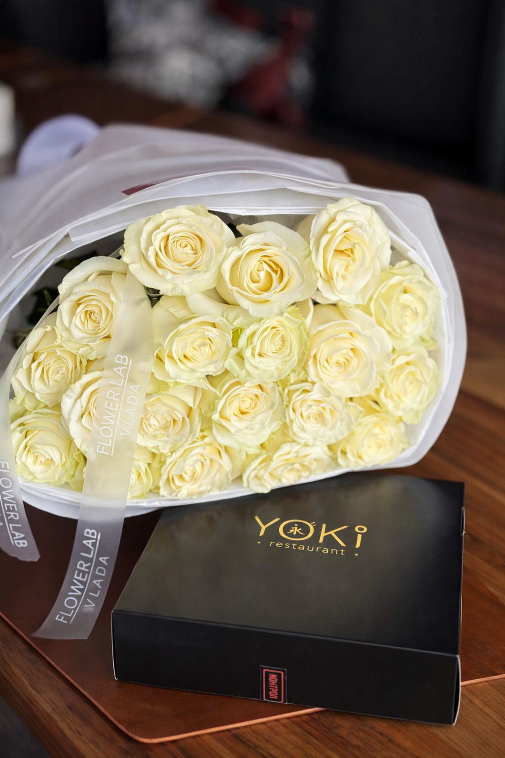 Букет білих троянд